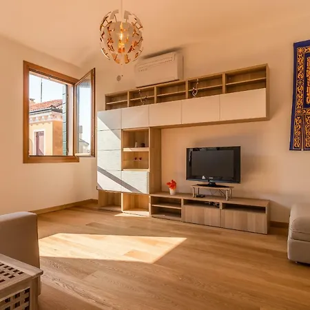 Sunny Nest Canal View In Chic Movida شقة البندقية